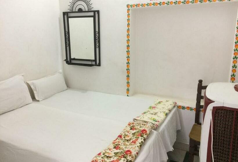 اتاق اکونومی, White House   A Family Homestay