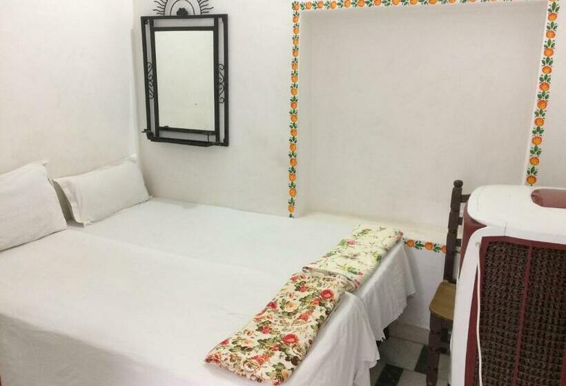 اتاق اکونومی, White House   A Family Homestay