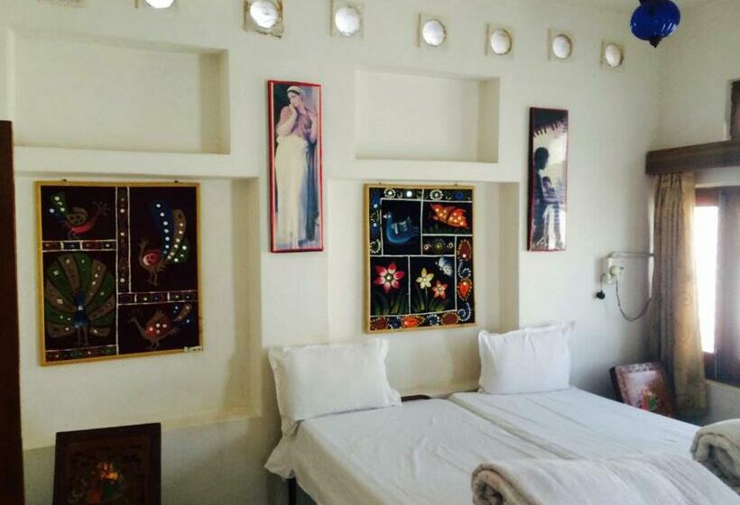 اتاق خانوادگی, White House   A Family Homestay