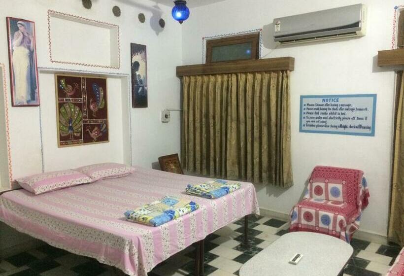 اتاق خانوادگی, White House   A Family Homestay