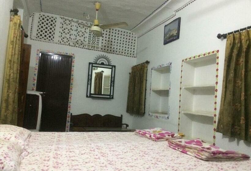 家庭间, White House   A Family Homestay