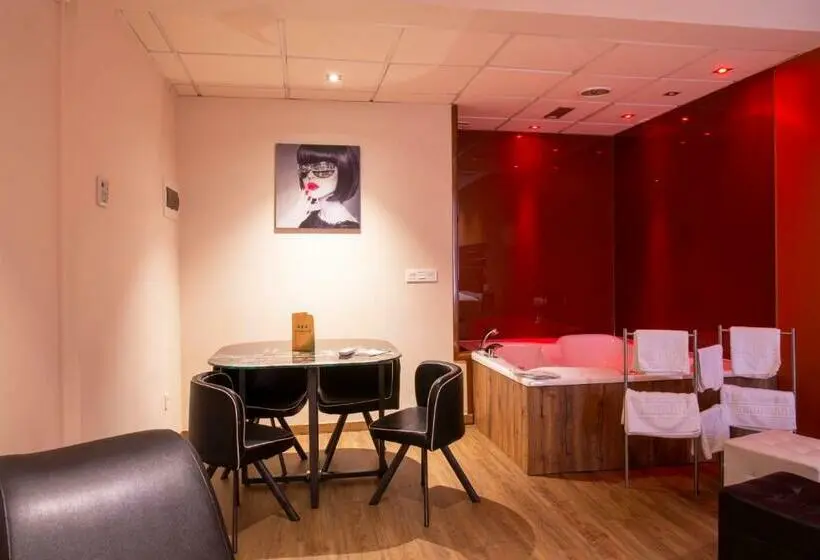 سوئیت با تخت بزرگ, Motel Los Abedules