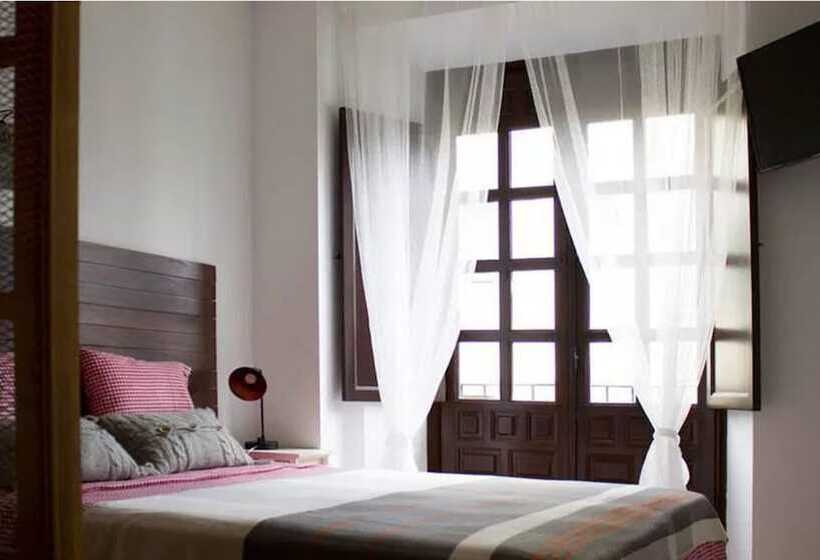 تختخواب در اتاق مشترک, The Lights Hostel