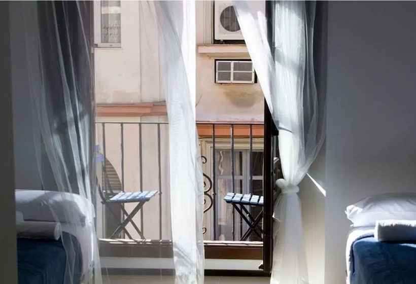 تختخواب در اتاق مشترک, The Lights Hostel