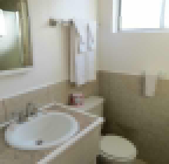 标准间, Capri Motel