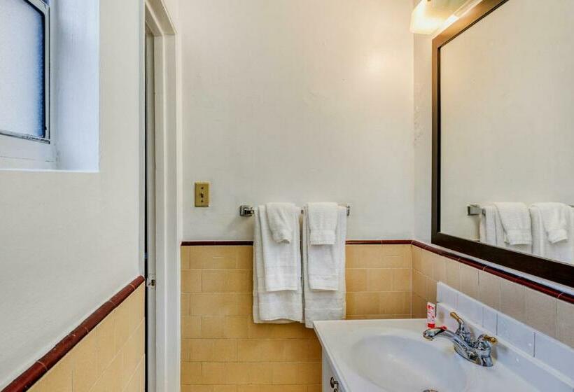 带大床的标准间, Gateway Motel