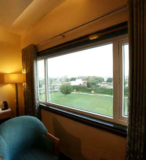 デラックスルーム, Brijwasi Lands Inn