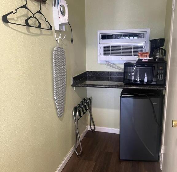 キングサイズベッドのデラックスルーム, American Inn   Grover Beach   Pismo Beach