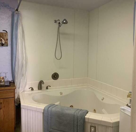 חדר סטנדרט, A Bed Of Roses