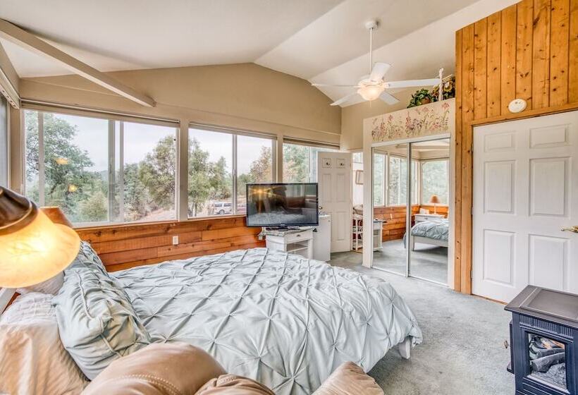 חדר סטנדרט לארבעה, A Bed Of Roses