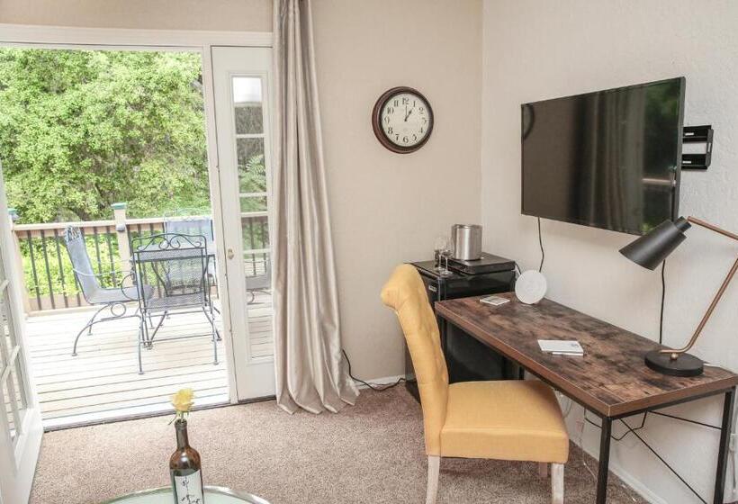 جناح مزوَّد بشرفة, The Eden House Vineyard