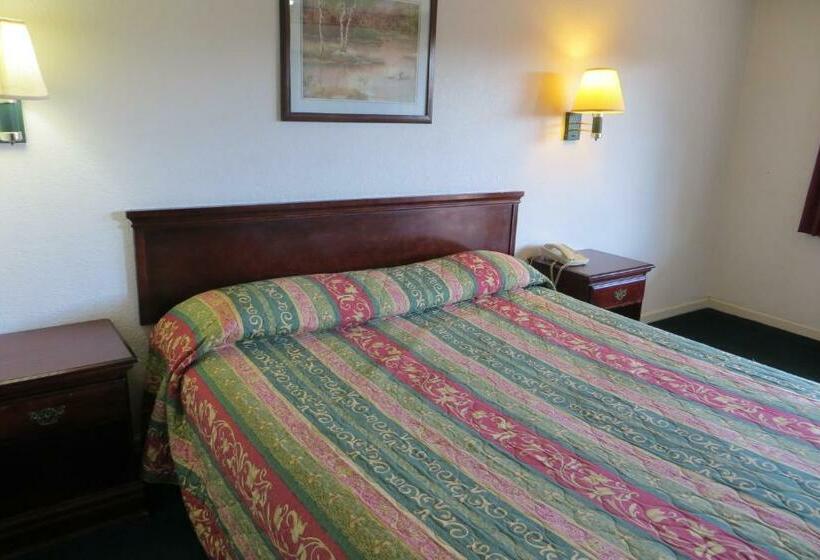 带大床的标准间, Capri Motel