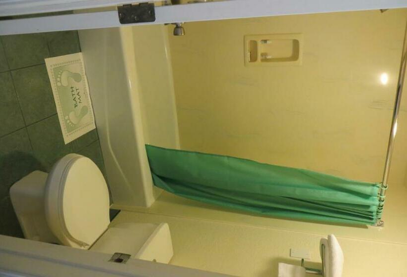 带大床的标准间, Capri Motel