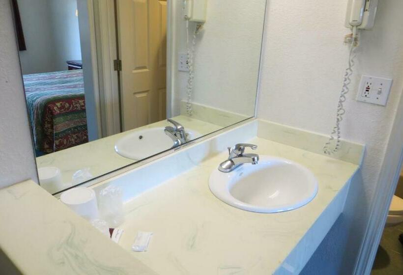 带大床的标准间, Capri Motel