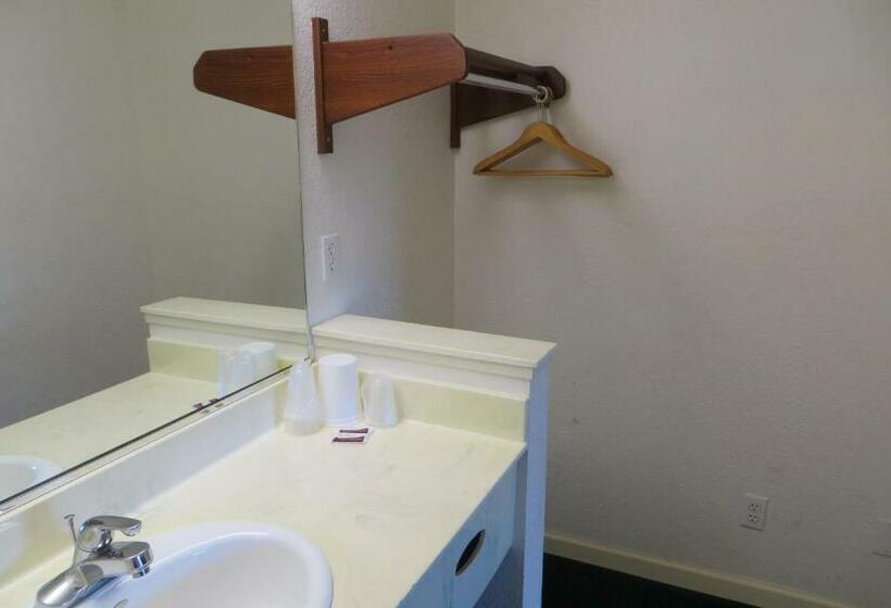 带大床的标准间, Capri Motel