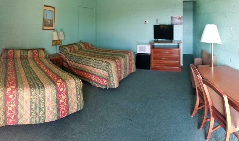 Номер Стандарт 2 Двуспальные Кровати, Holiday Host Motel