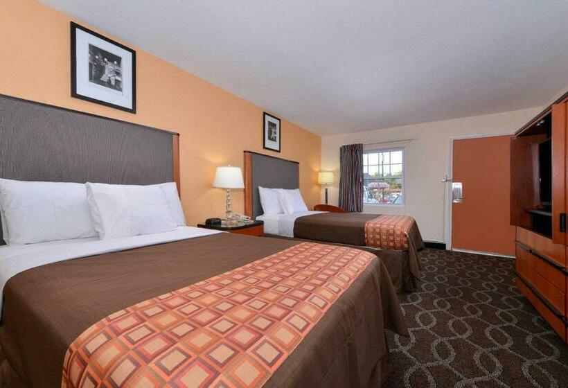 Номер Стандарт 2 Двуспальные Кровати, Media Inn & Suites