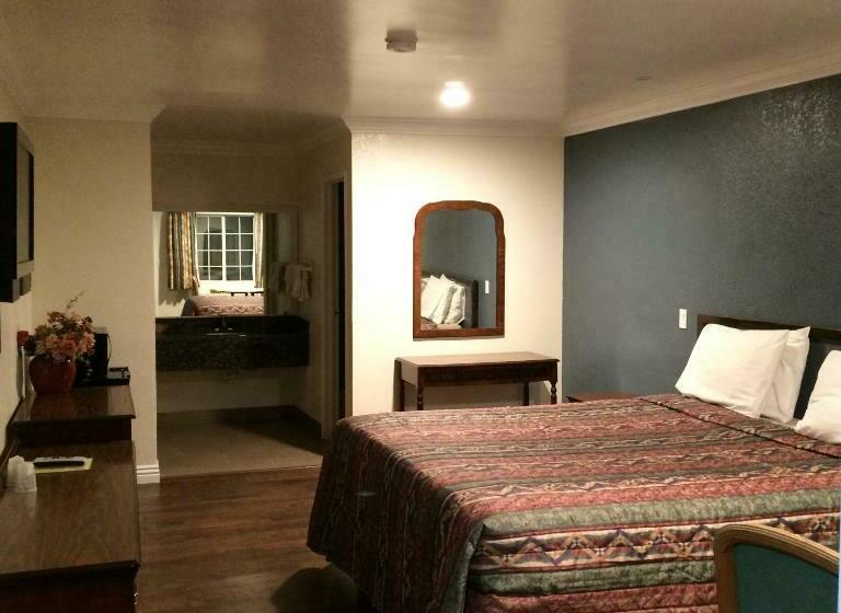 스탠다드 룸 킹사이즈 침대, Royal Inn