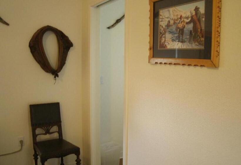 חדר סטנדרט עם מיטת קווין, Virginia City Inn