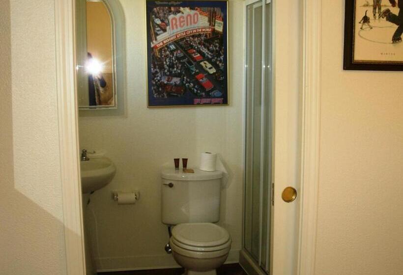 חדר סטנדרט עם מיטת קווין, Virginia City Inn