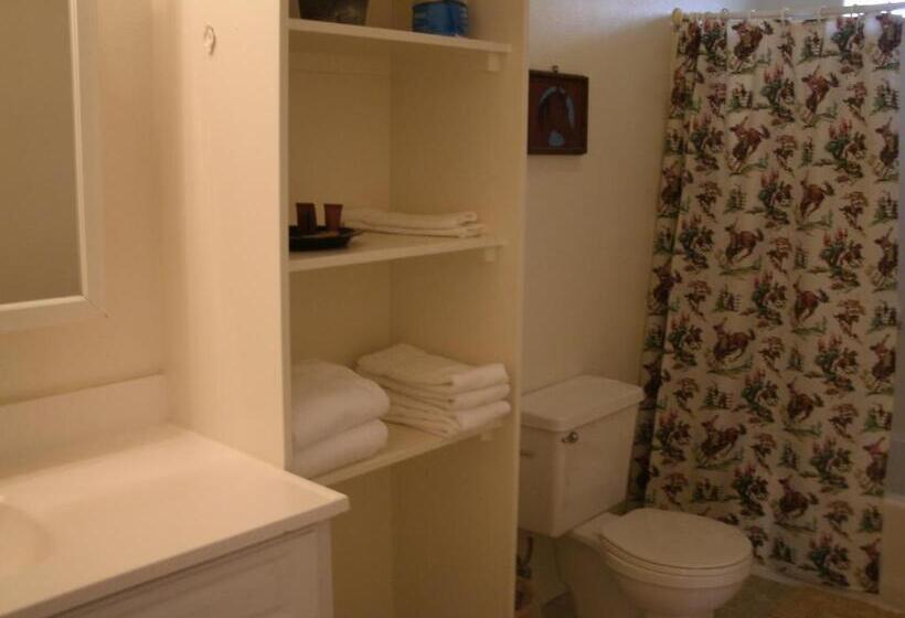 חדר סטנדרט עם מיטת קווין, Virginia City Inn