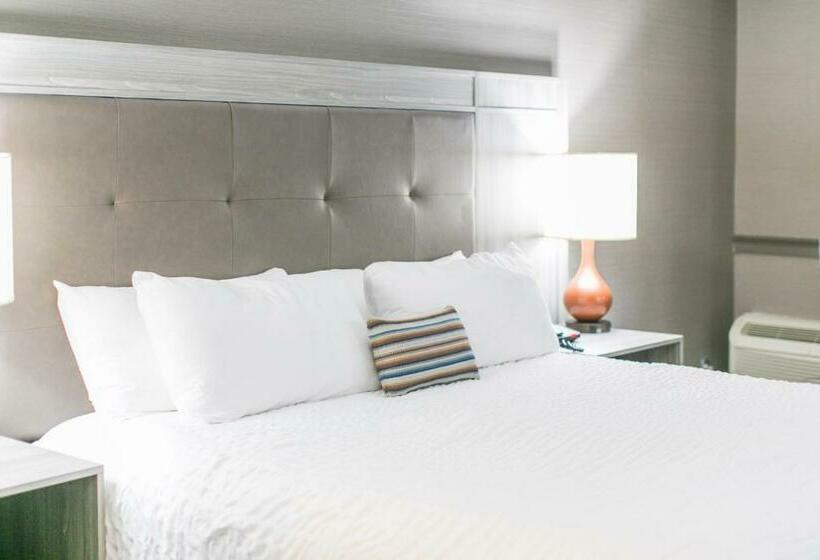 غرفة قياسية سرير ملكى, The Ridges Resort On Lake Chatuge