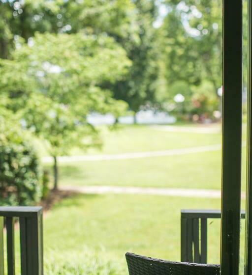 غرفة قياسية سرير ملكى, The Ridges Resort On Lake Chatuge