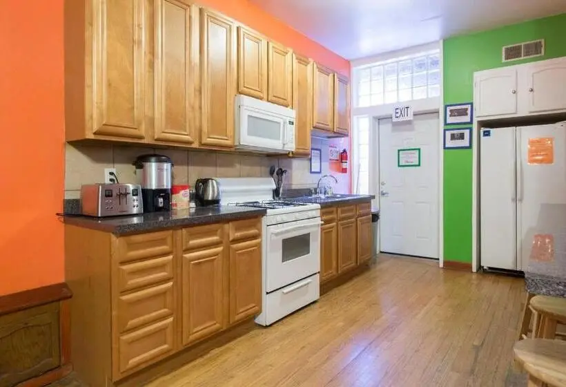 اتاق استاندارد چهار تخته, Wrigley Hostel Chicago