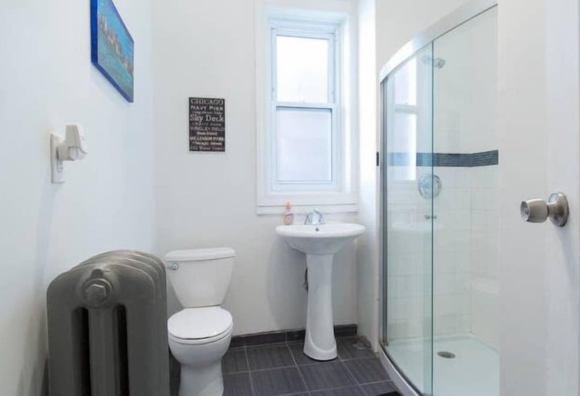 سرير فى غرفة مشتركه, Wrigley Hostel   Chicago