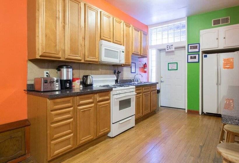 سرير فى غرفة مشتركه, Wrigley Hostel   Chicago