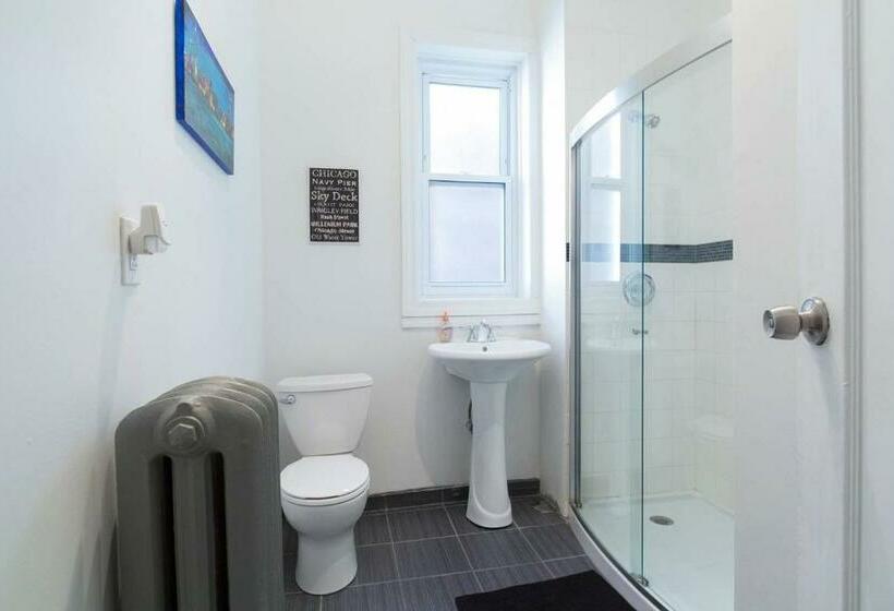 سرير فى غرفة مشتركه, Wrigley Hostel   Chicago