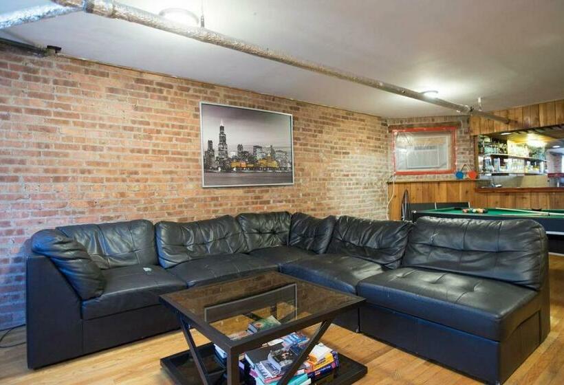 سرير فى غرفة مشتركه, Wrigley Hostel   Chicago
