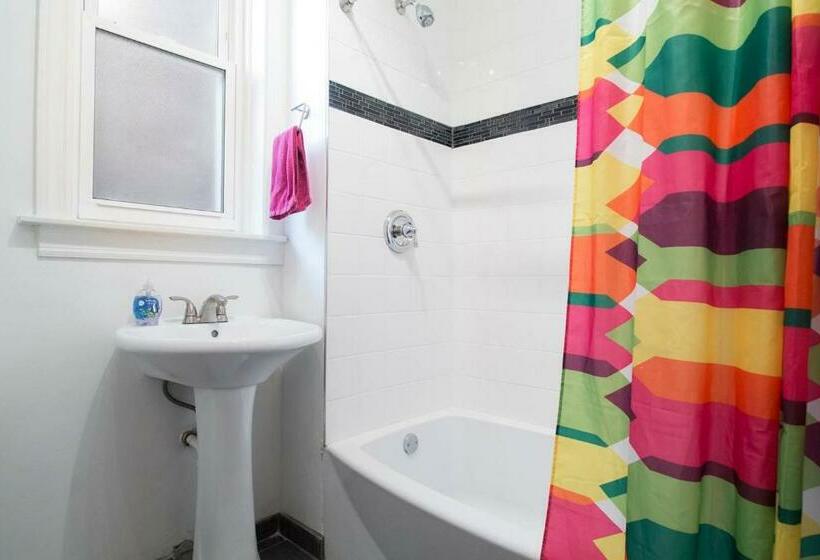 سرير فى غرفة مشتركه, Wrigley Hostel   Chicago