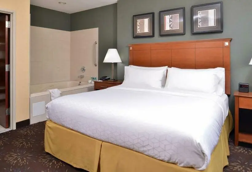 キングサイズベッドのスイートルーム, Holiday Inn Express Hotel & Suites West Chester, An Ihg