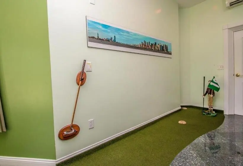 Ullakkohuone, Adventure Suites