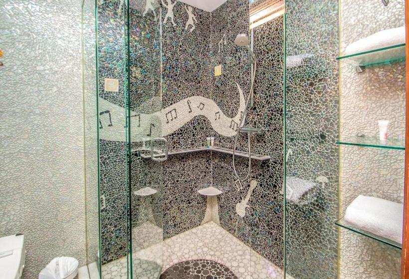 클럽 룸, Adventure Suites