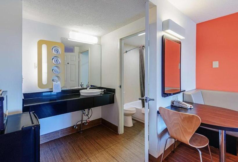 스위트 킹사이즈 침대, Motel 6 Martinsburg, Wv