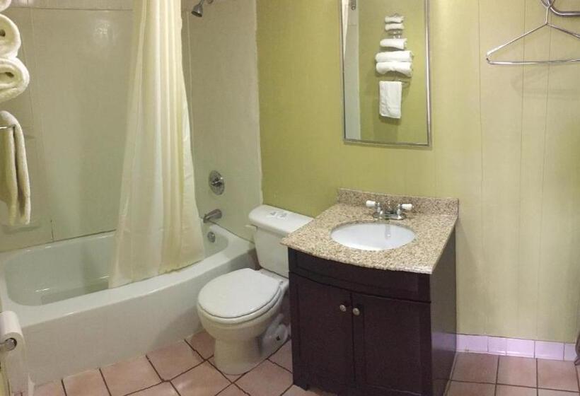 غرفة قياسية ثلاثية, Super 7 Inn