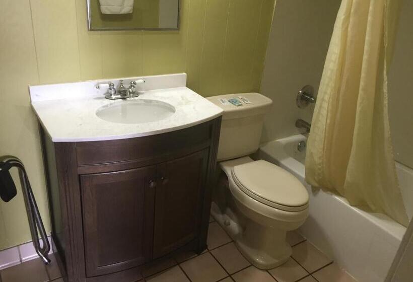 غرفة قياسية ثلاثية, Super 7 Inn