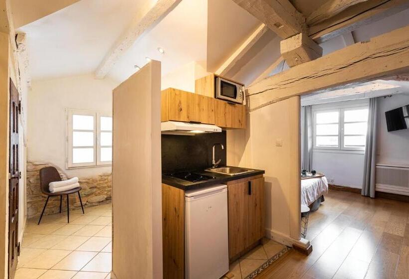 스탠다드 스튜디오, Lastiry