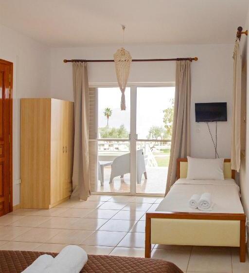 غرفة قياسية ثلاثية, Blue Marine Village