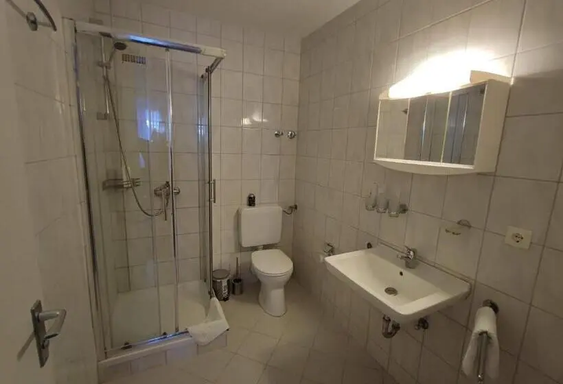 ファミリールーム, Room In Guest Room 2 Room Apartment With Its Own Kitchen And Bathroom