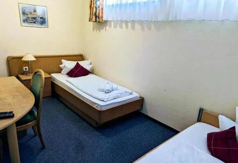 ファミリールーム, Room In Guest Room 2 Room Apartment With Its Own Kitchen And Bathroom