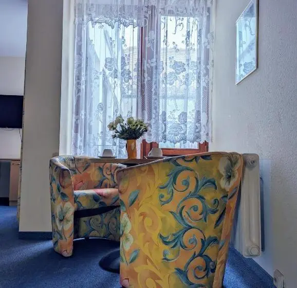 ファミリールーム, Room In Guest Room 2 Room Apartment With Its Own Kitchen And Bathroom