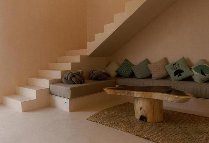 جناح جونيور مطلّ علي البحر, Xeno Hotel Boutique