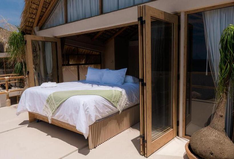 جناح جونيور مطلّ علي البحر, Xeno Hotel Boutique