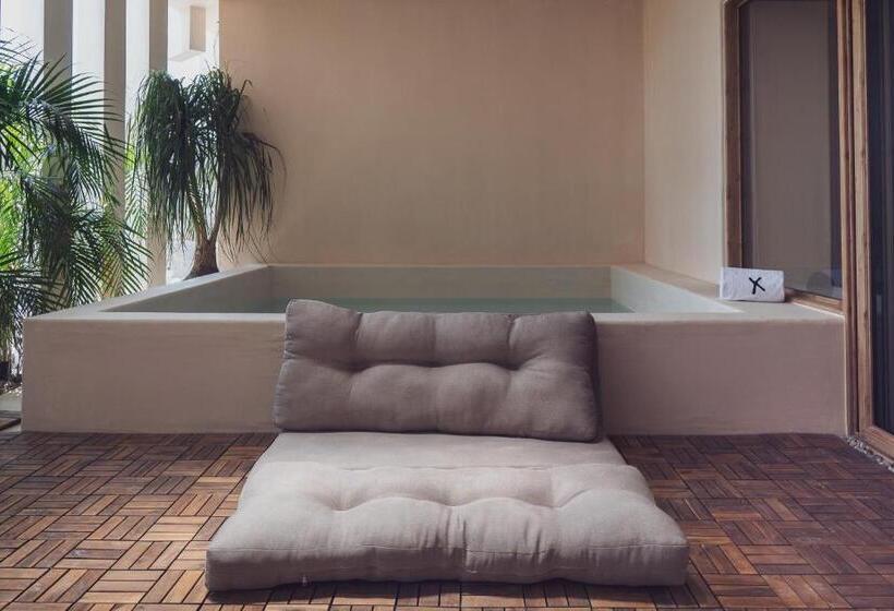 جناح مزود بحمام سباحة, Xeno Hotel Boutique