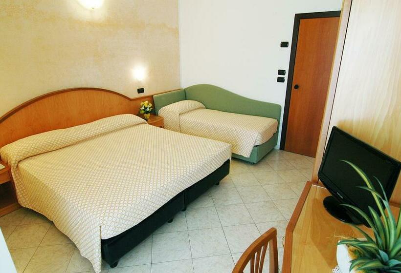 اتاق استاندارد سه تخته با بالکن, Adele