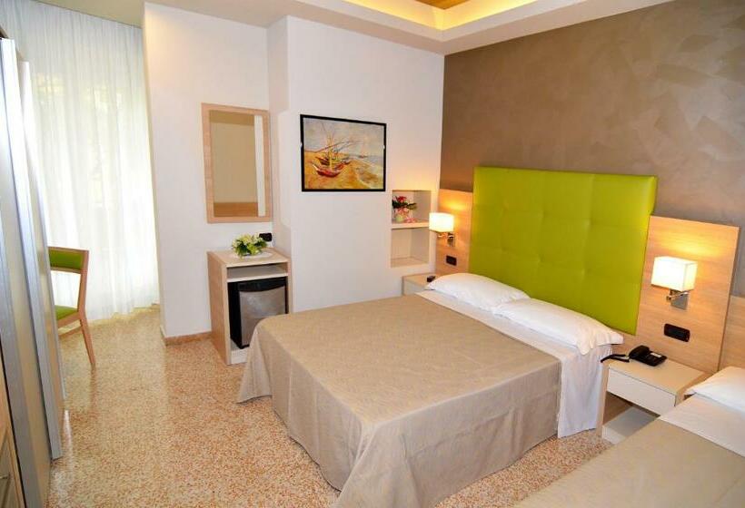 اتاق استاندارد سه تخته با بالکن, Adele