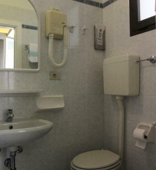 اتاق استاندارد سه تخته با بالکن, Adele